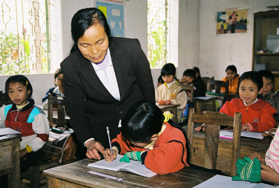 Đủ tuổi về hưu nhưng không đủ năm đóng BHXH có được hưởng trợ cấp thất nghiệp